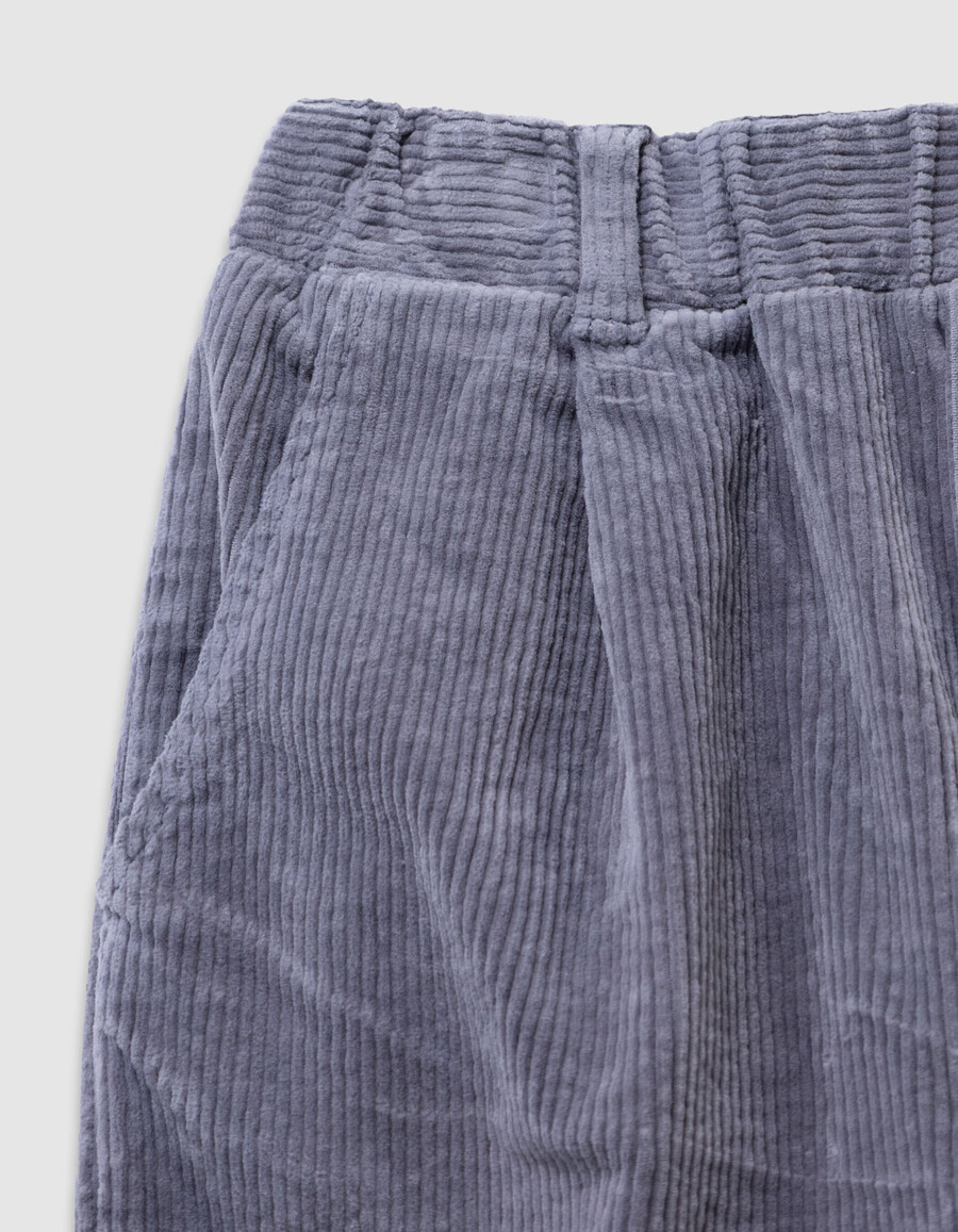 jungen blaue cord-chinos mit lockerem schnitt