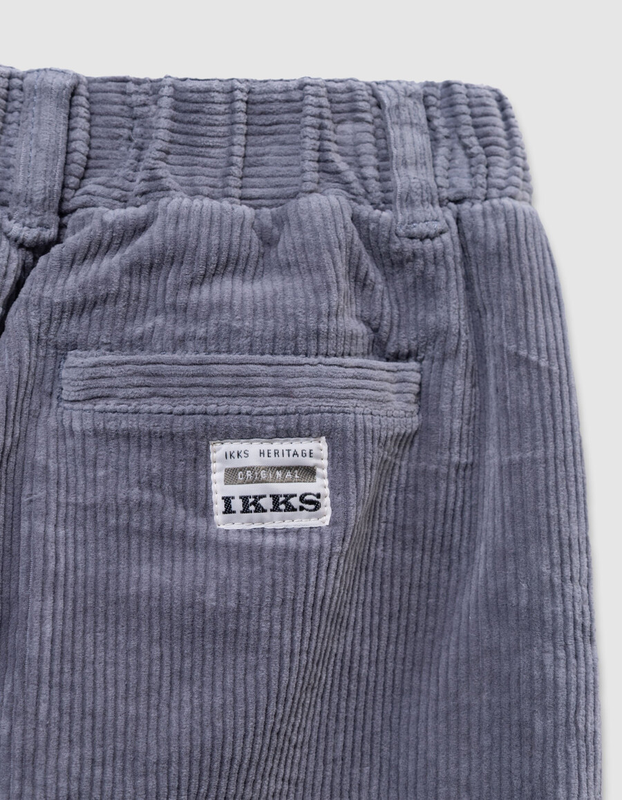 jungen blaue cord-chinos mit lockerem schnitt