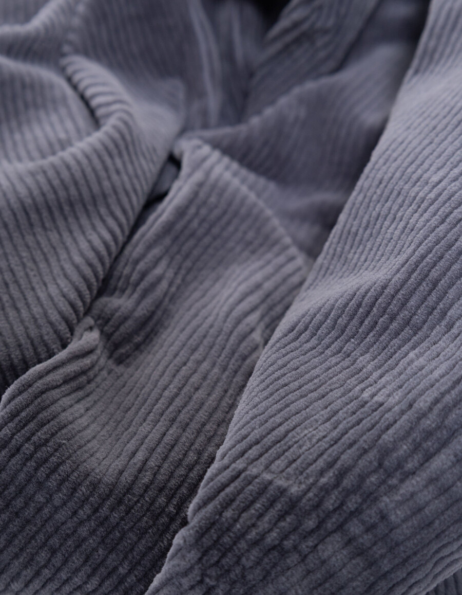 jungen blaue cord-chinos mit lockerem schnitt