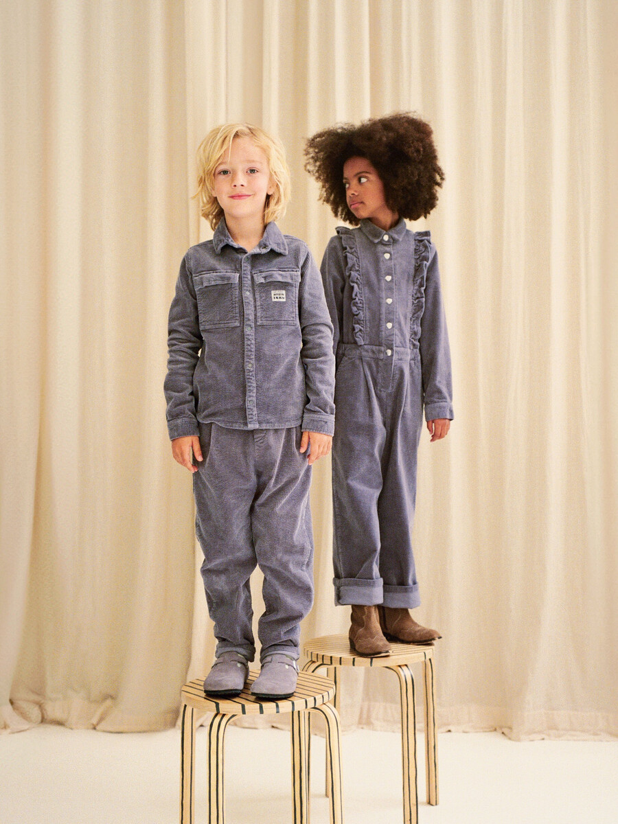 jungen blaue cord-chinos mit lockerem schnitt