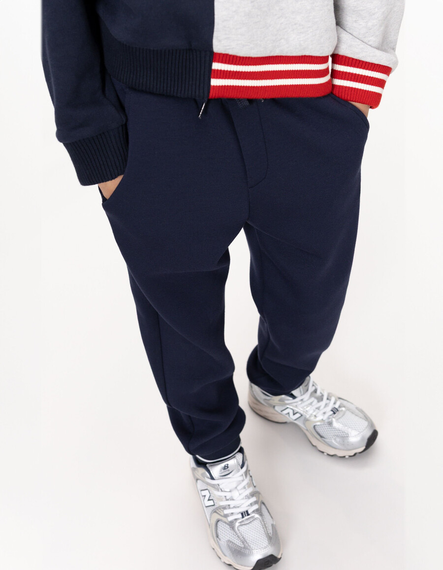 marineblaue jogginghose für jungen mit kordelzug und buchstaben