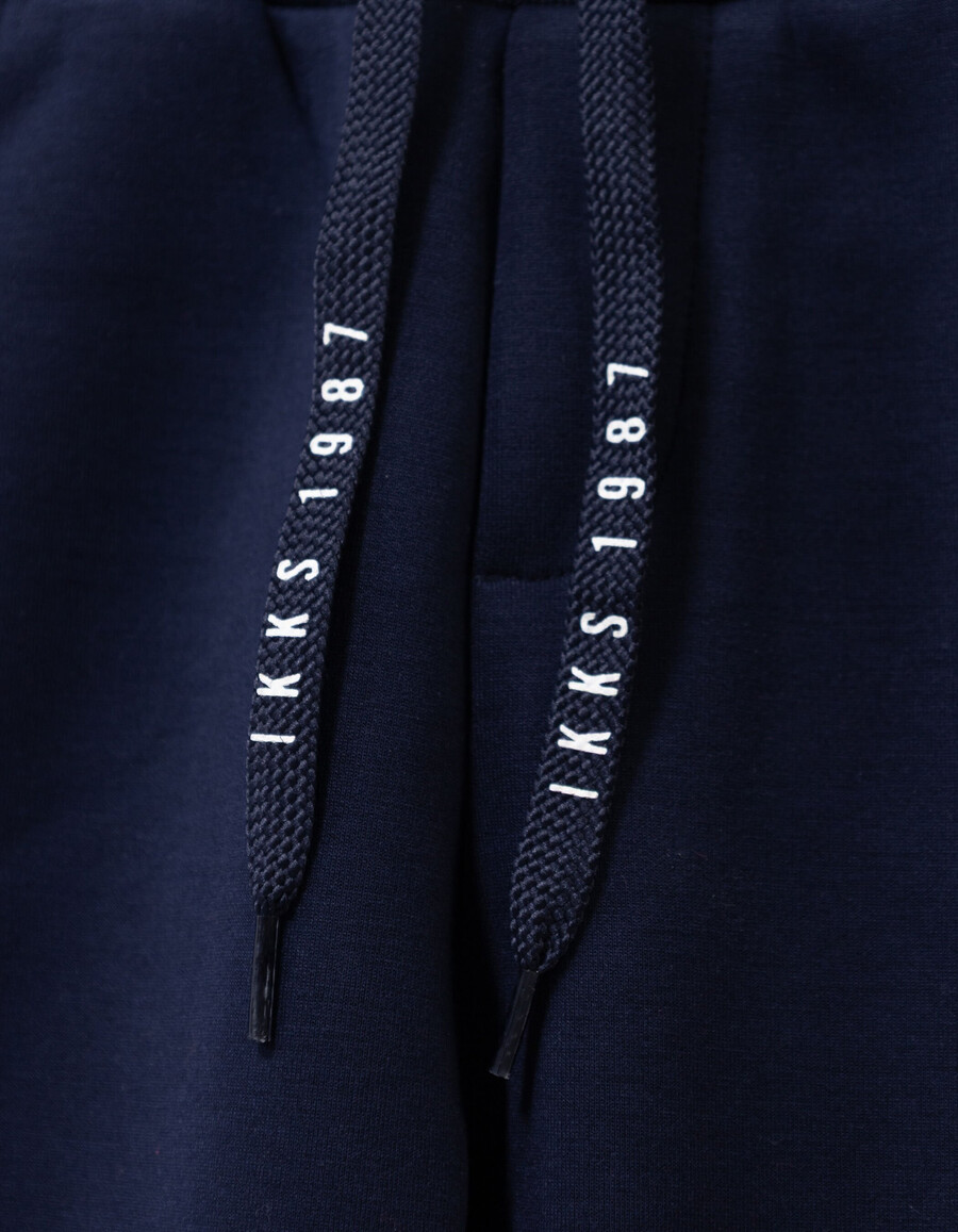 marineblaue jogginghose für jungen mit kordelzug und buchstaben