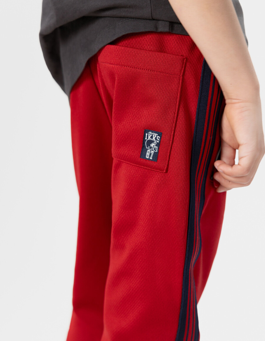 rote jogginghose für jungen mit marineblauen streifen