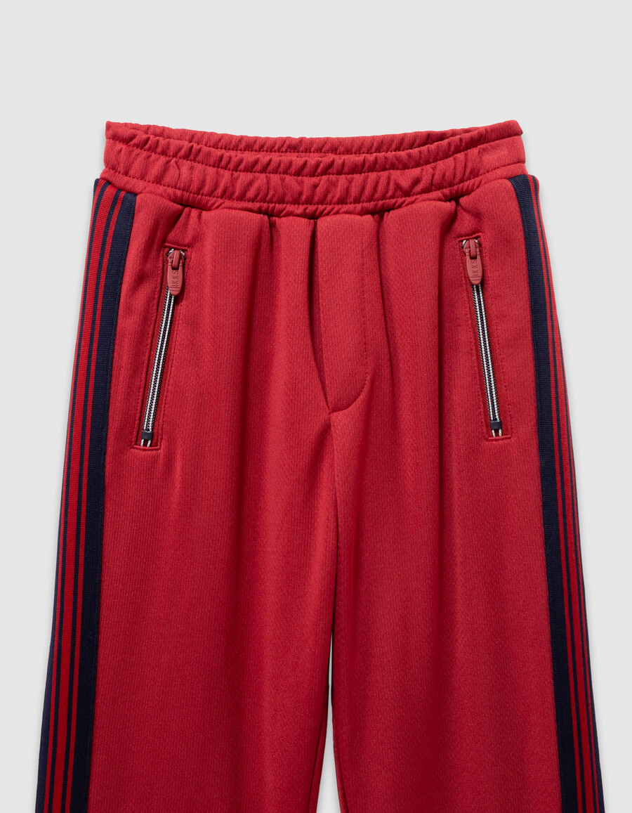 rote jogginghose für jungen mit marineblauen streifen