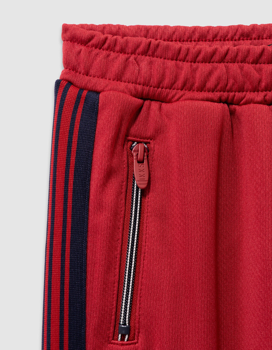 rote jogginghose für jungen mit marineblauen streifen