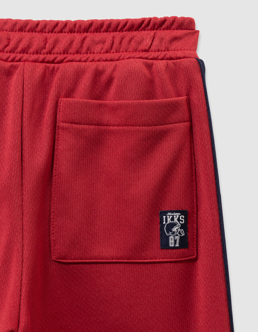 rote jogginghose für jungen mit marineblauen streifen
