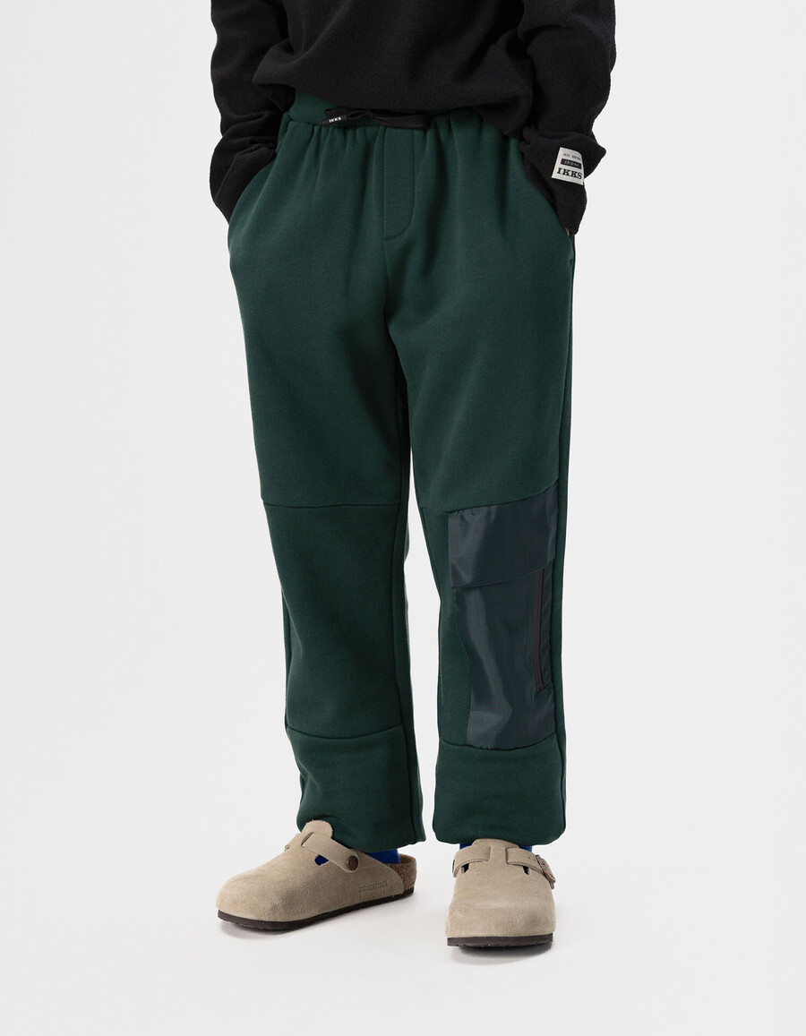 grüne jogginghose für jungen mit tasche aus verschiedenen stoffen
