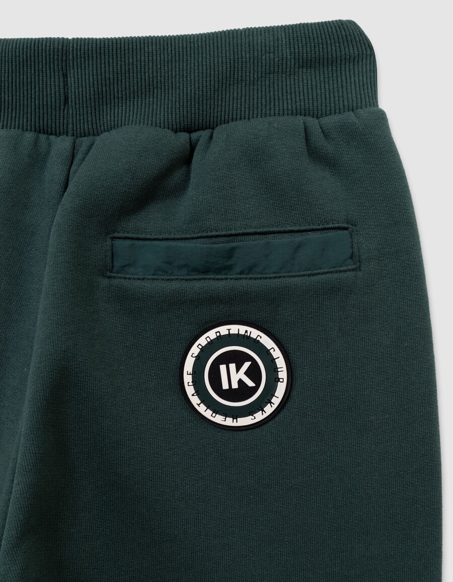 grüne jogginghose für jungen mit tasche aus verschiedenen stoffen