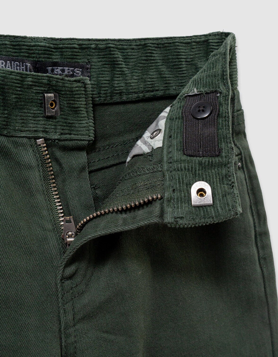 grüne gerade geschnittene jungenjeans mit samtdetails