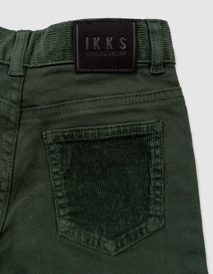 grüne gerade geschnittene jungenjeans mit samtdetails