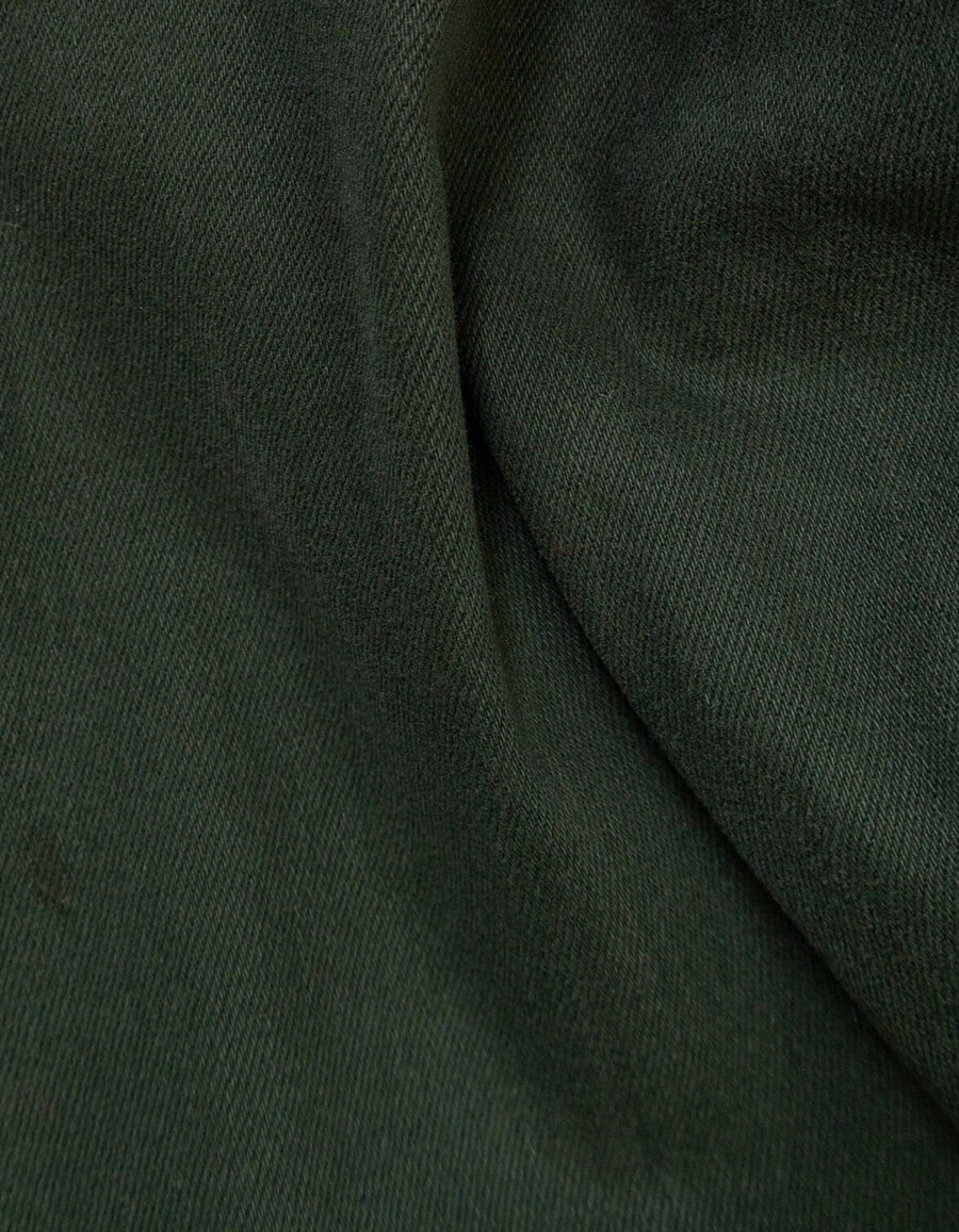 grüne gerade geschnittene jungenjeans mit samtdetails