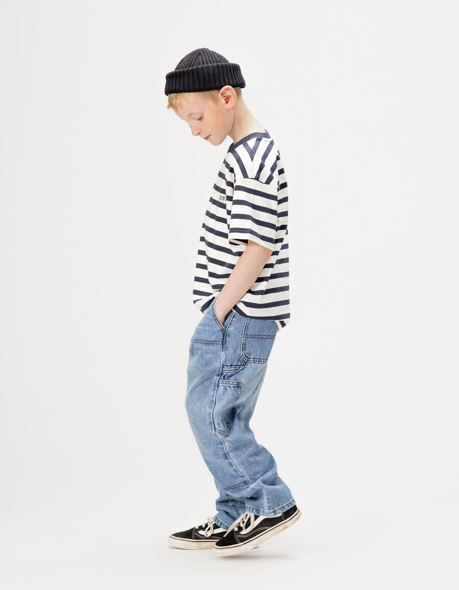 blaue baggy-jeans für jungen mit zimmermannstasche