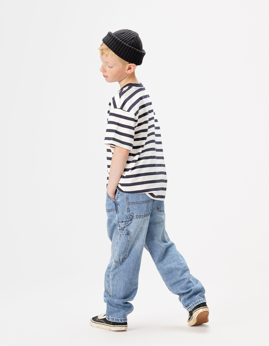 blaue baggy-jeans für jungen mit zimmermannstasche