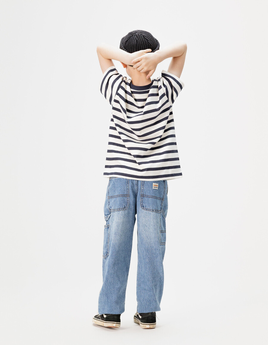 blaue baggy-jeans für jungen mit zimmermannstasche
