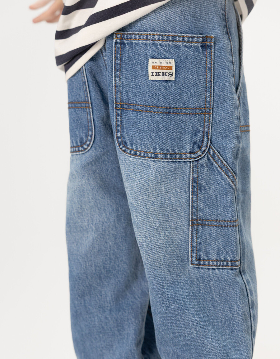 blaue baggy-jeans für jungen mit zimmermannstasche