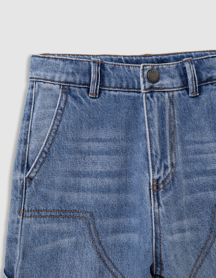 blaue baggy-jeans für jungen mit zimmermannstasche