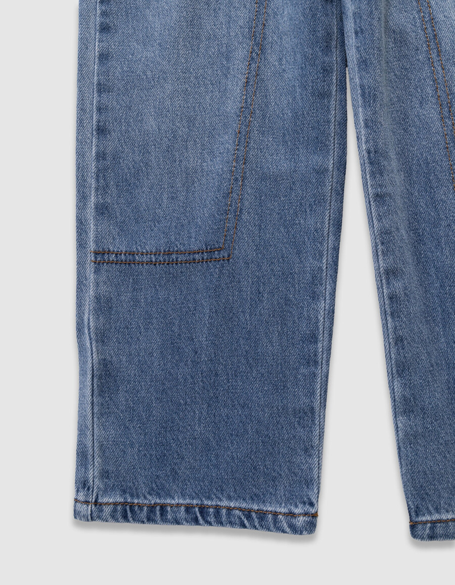 blaue baggy-jeans für jungen mit zimmermannstasche