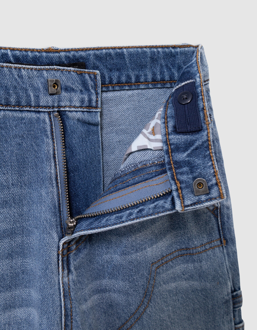 blaue baggy-jeans für jungen mit zimmermannstasche