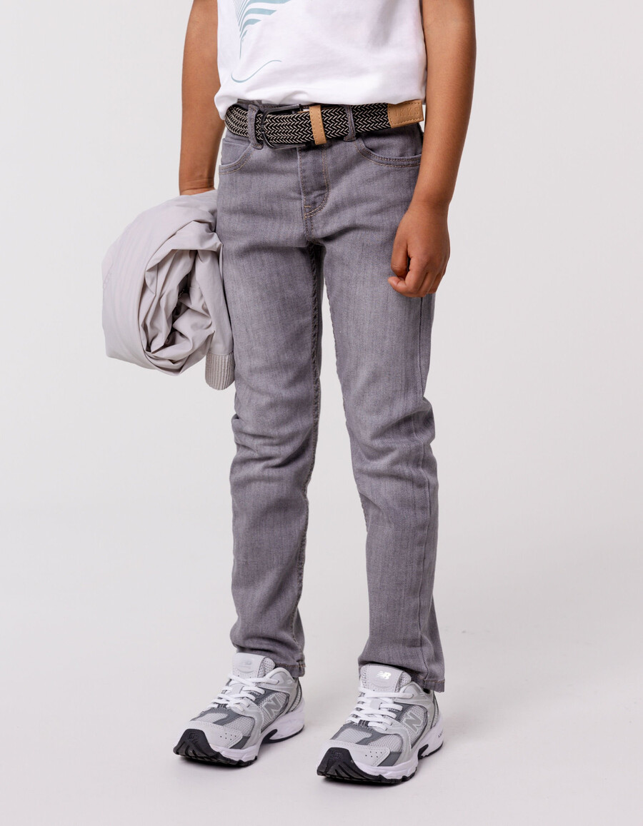 graue slim-jeans für jungen mit gewebtem gürtel