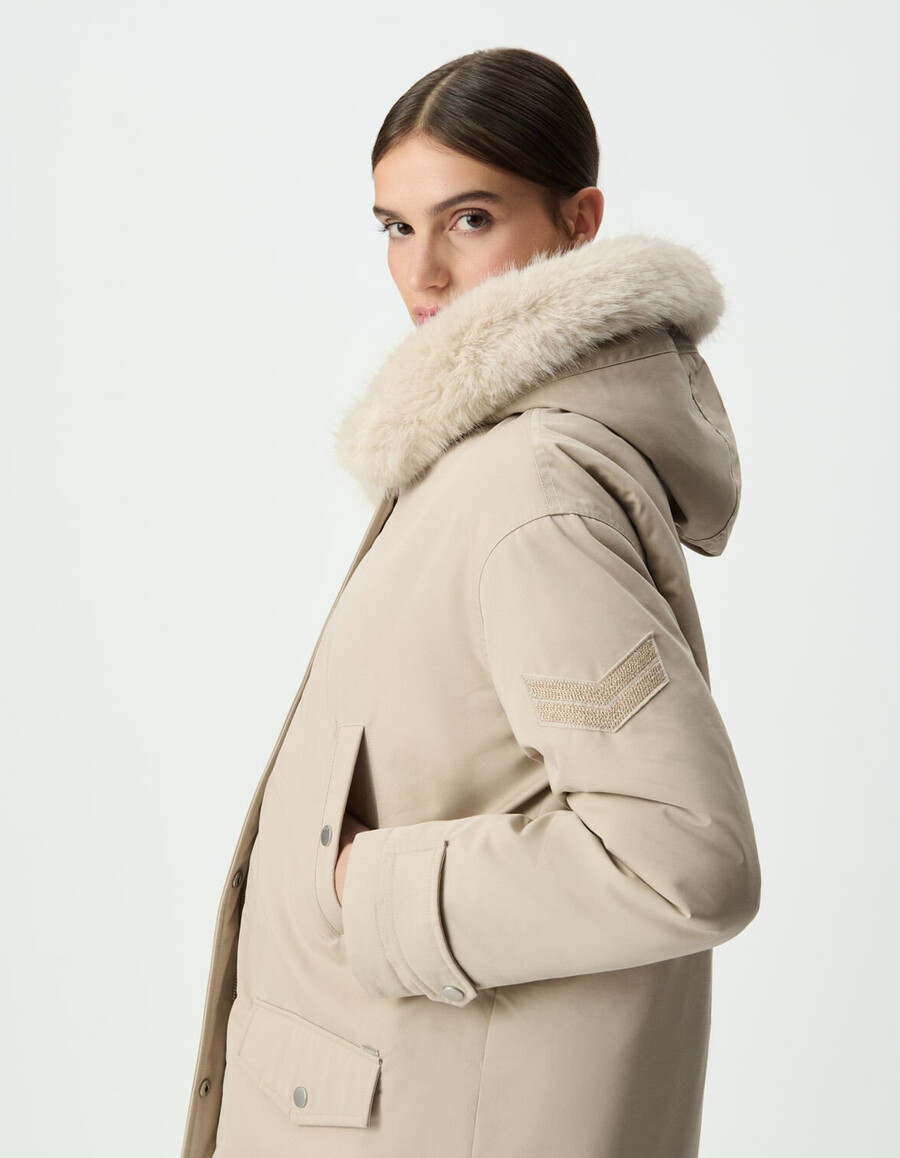 beigefarbener oversize-parka für damen mit pelzgefütterter kapuze