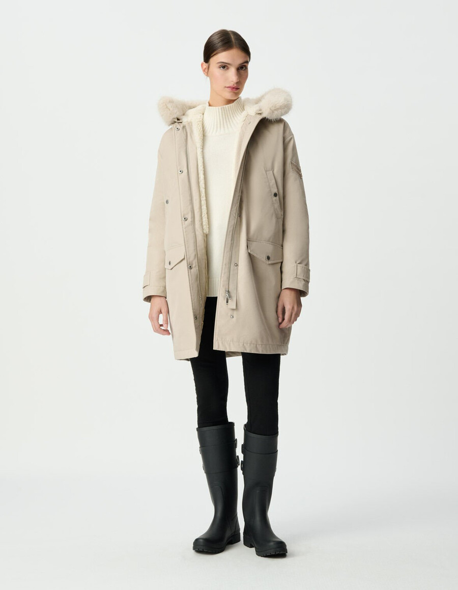 beigefarbener oversize-parka für damen mit pelzgefütterter kapuze