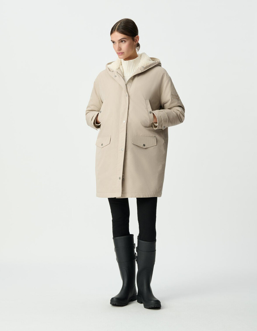 beigefarbener oversize-parka für damen mit pelzgefütterter kapuze