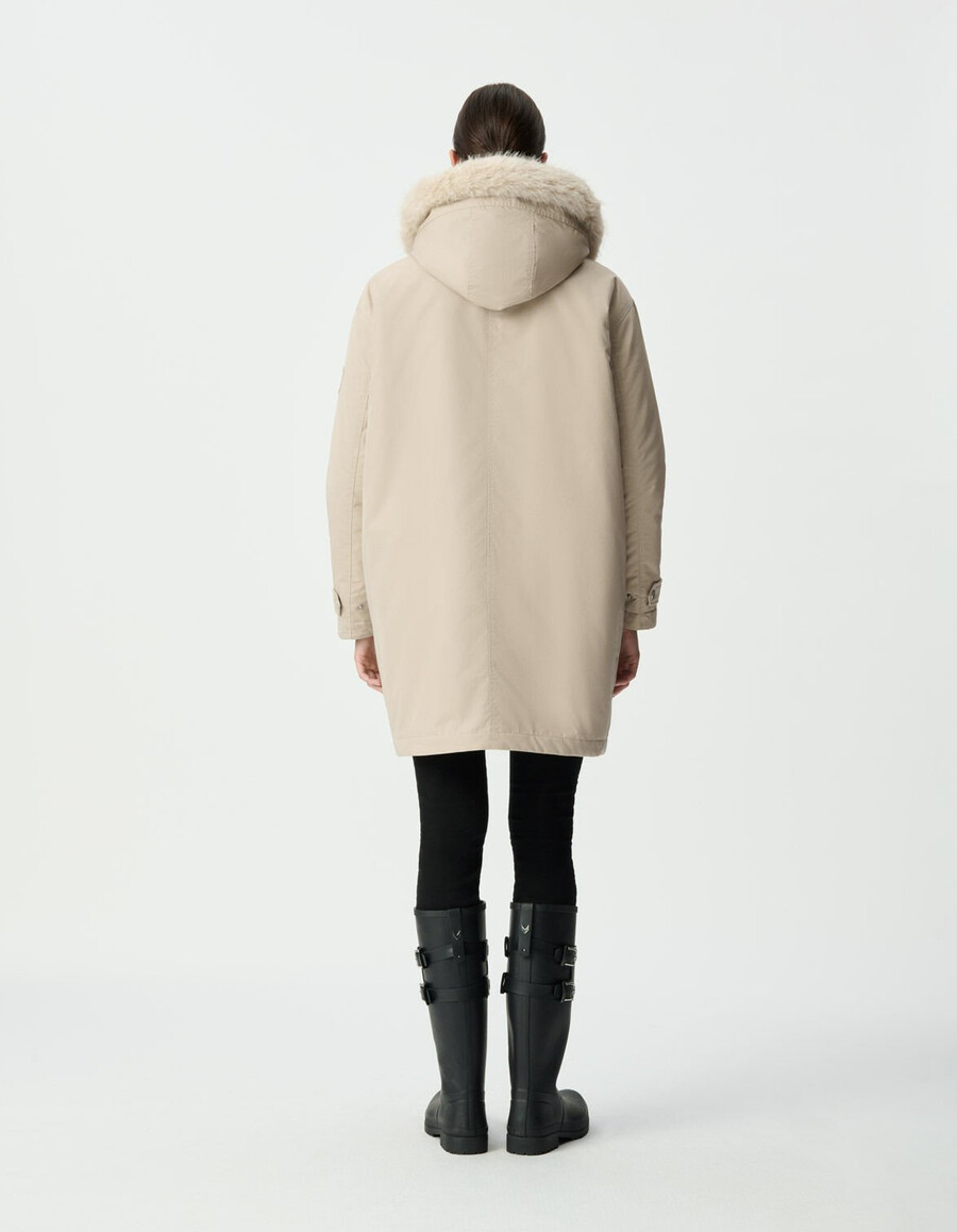 beigefarbener oversize-parka für damen mit pelzgefütterter kapuze