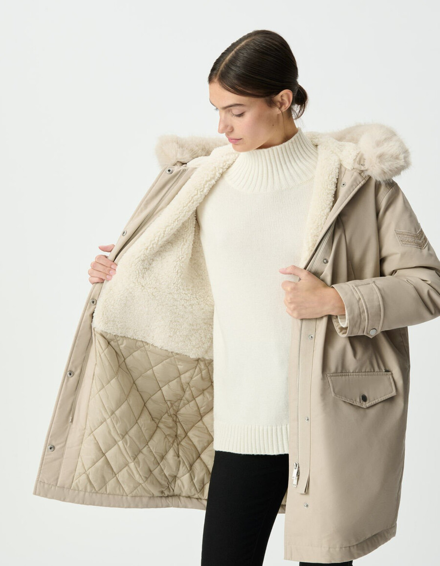 beigefarbener oversize-parka für damen mit pelzgefütterter kapuze
