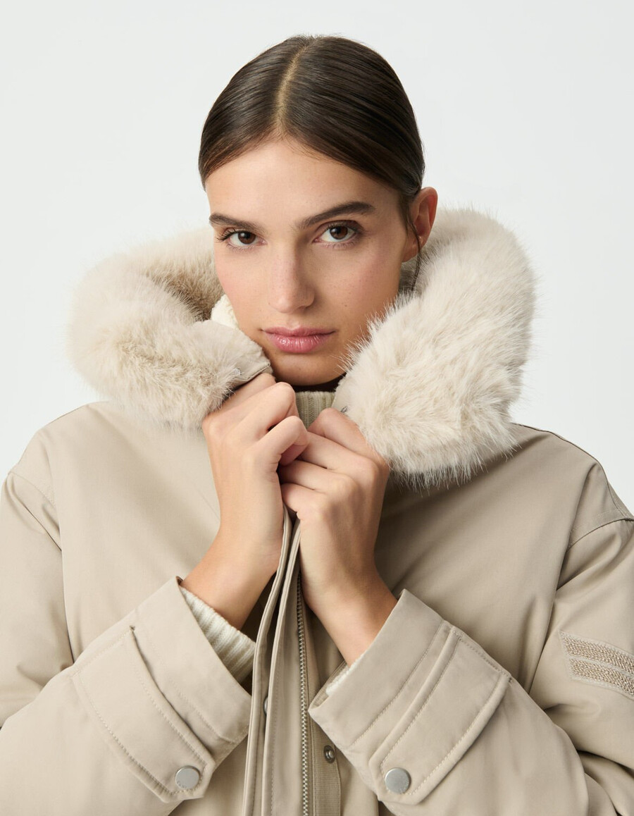 beigefarbener oversize-parka für damen mit pelzgefütterter kapuze