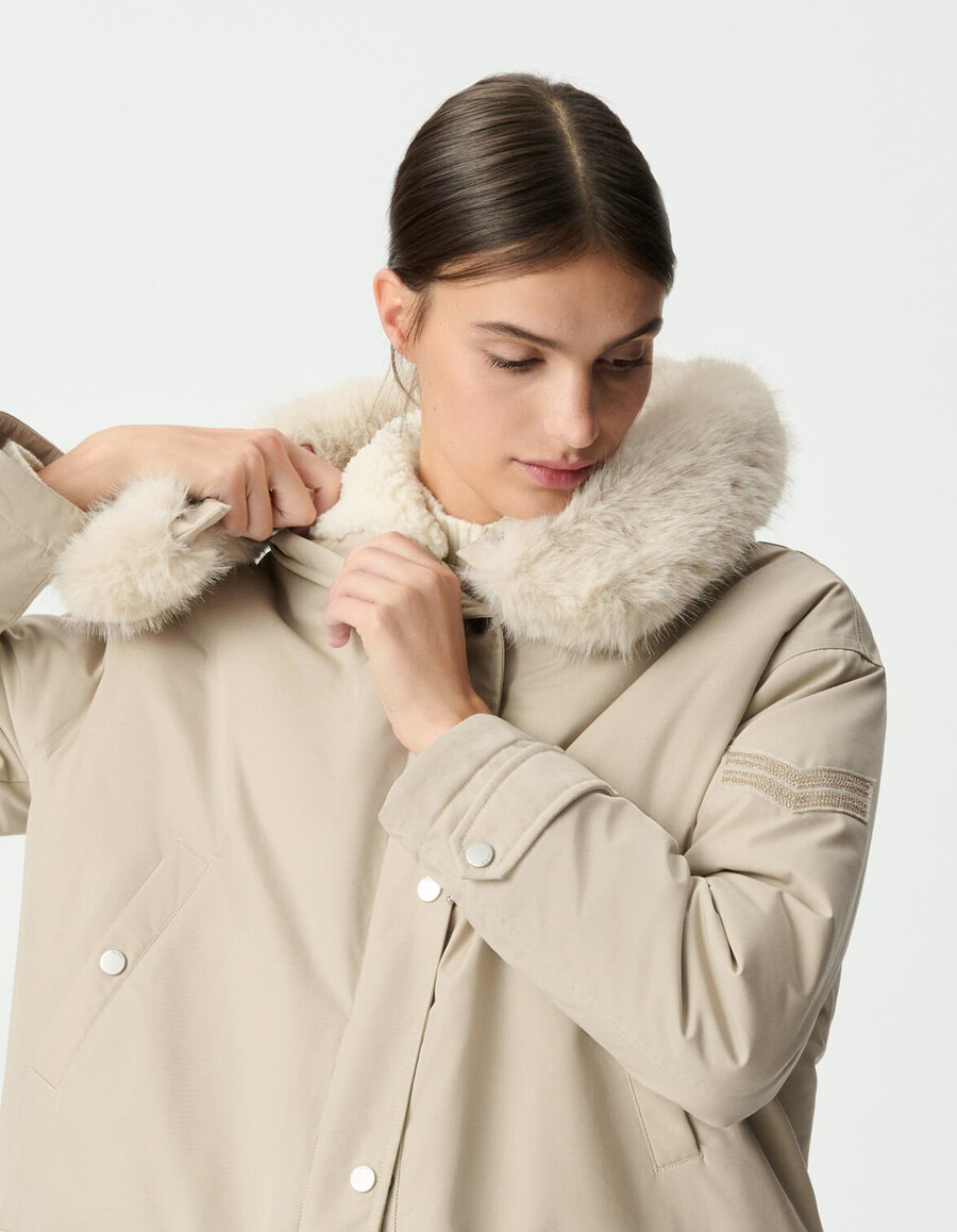 beigefarbener oversize-parka für damen mit pelzgefütterter kapuze