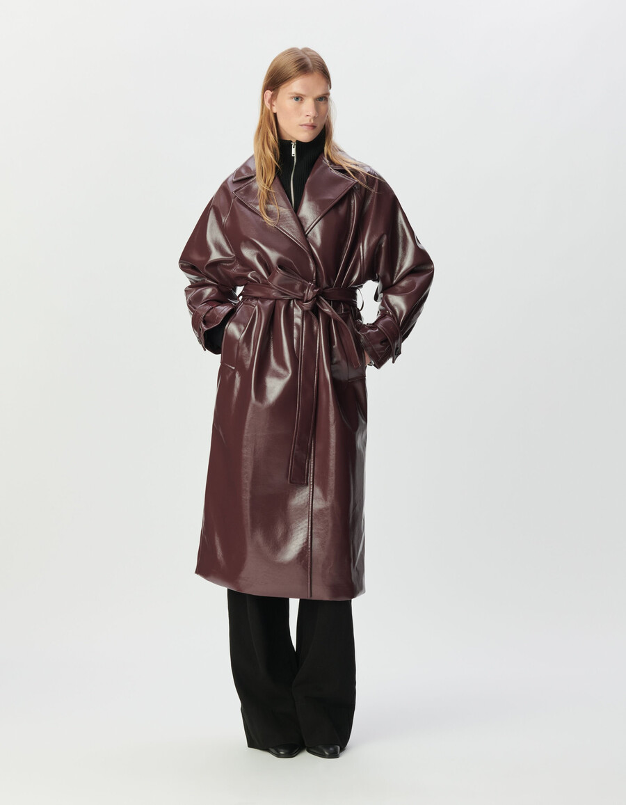 damen-trenchcoat in burgunderrot im vinyl-stil