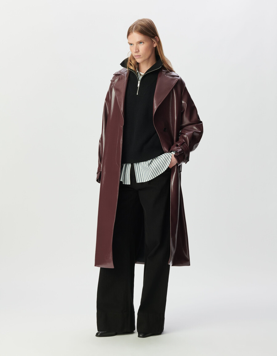damen-trenchcoat in burgunderrot im vinyl-stil