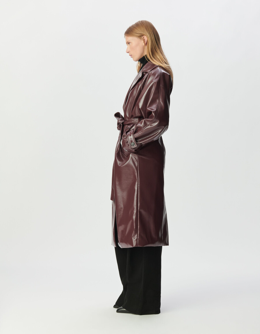 damen-trenchcoat in burgunderrot im vinyl-stil