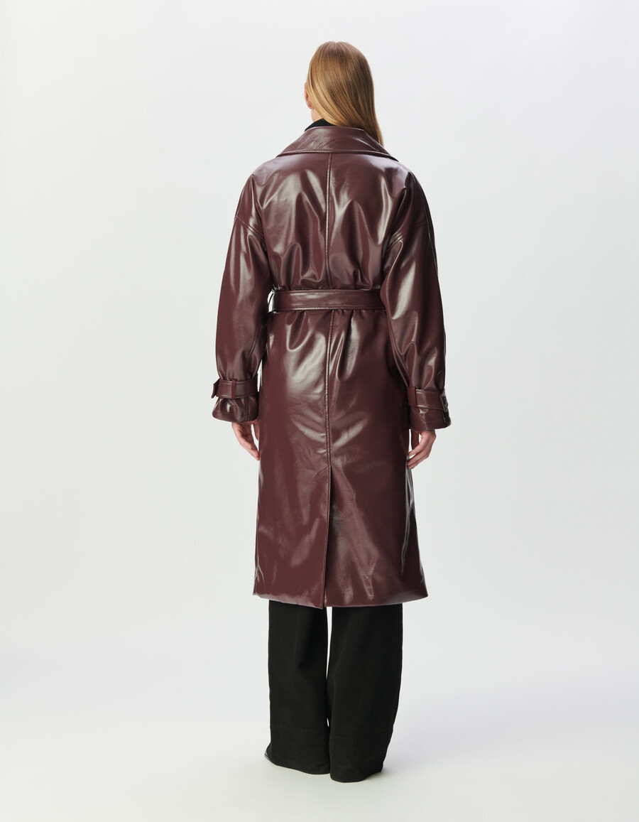 damen-trenchcoat in burgunderrot im vinyl-stil