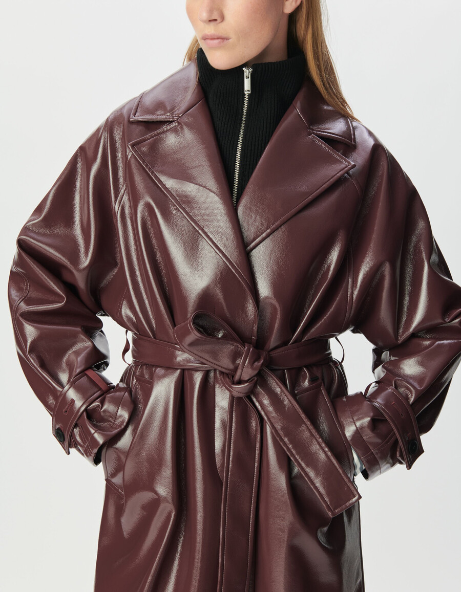 damen-trenchcoat in burgunderrot im vinyl-stil