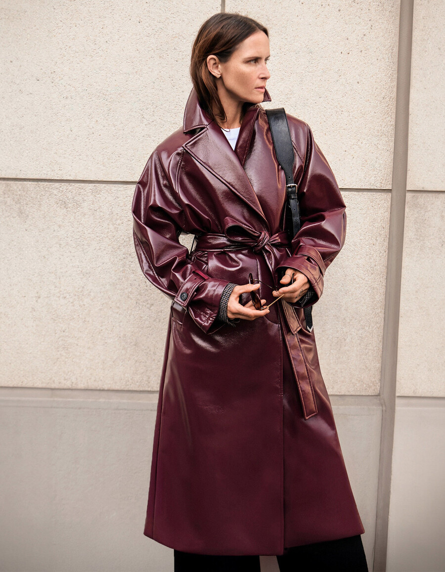 damen-trenchcoat in burgunderrot im vinyl-stil