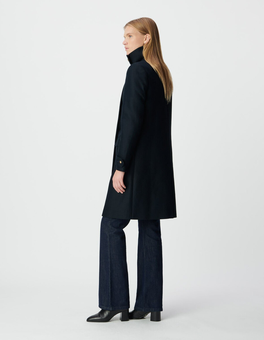damen-peacoat in marineblau mit gravierten knöpfen