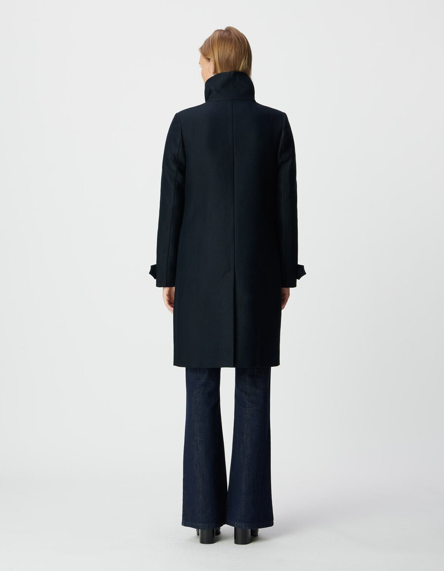 damen-peacoat in marineblau mit gravierten knöpfen