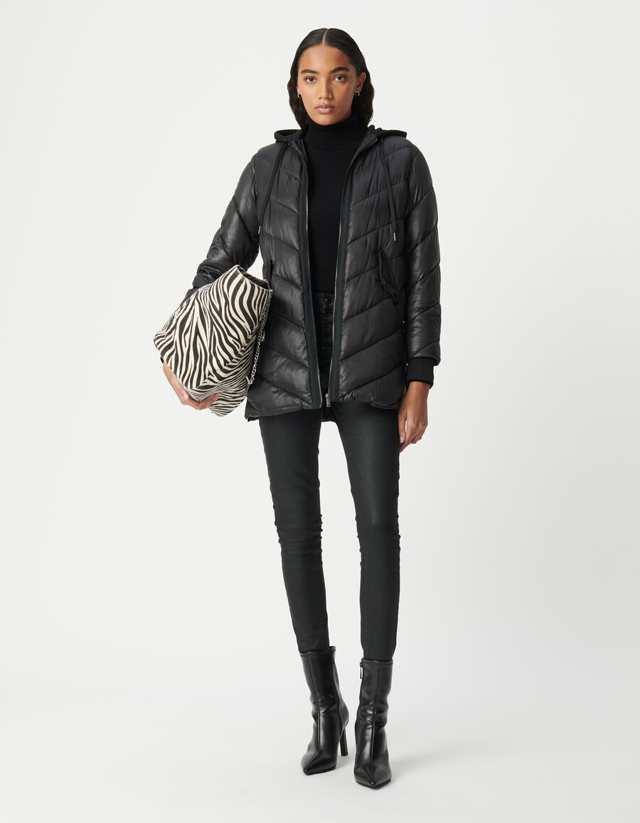 schwarze mittellange damen-steppjacke mit fleecekapuze