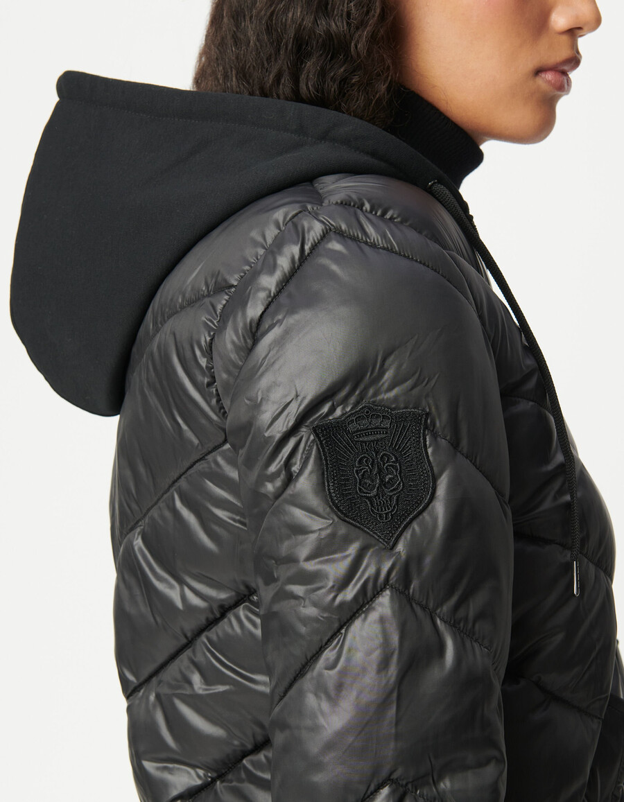 schwarze mittellange damen-steppjacke mit fleecekapuze