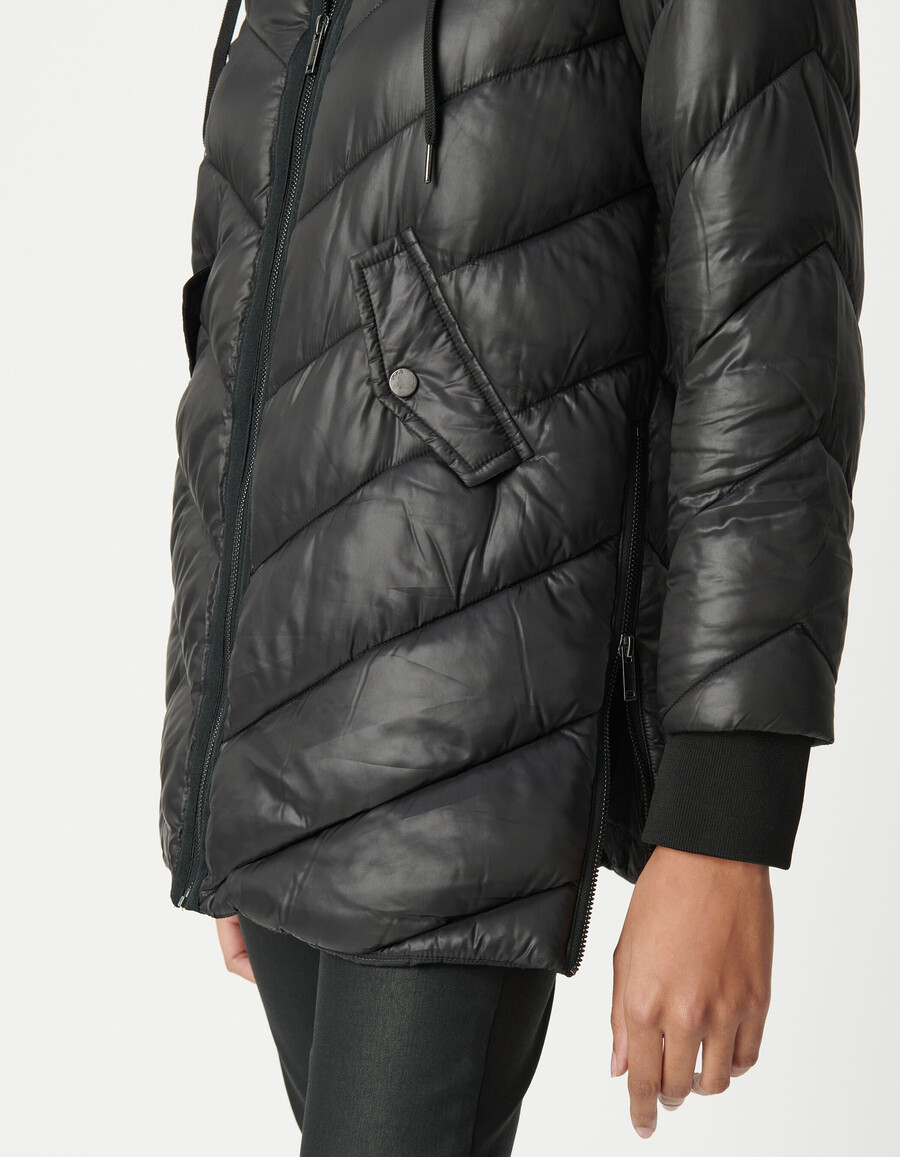 schwarze mittellange damen-steppjacke mit fleecekapuze