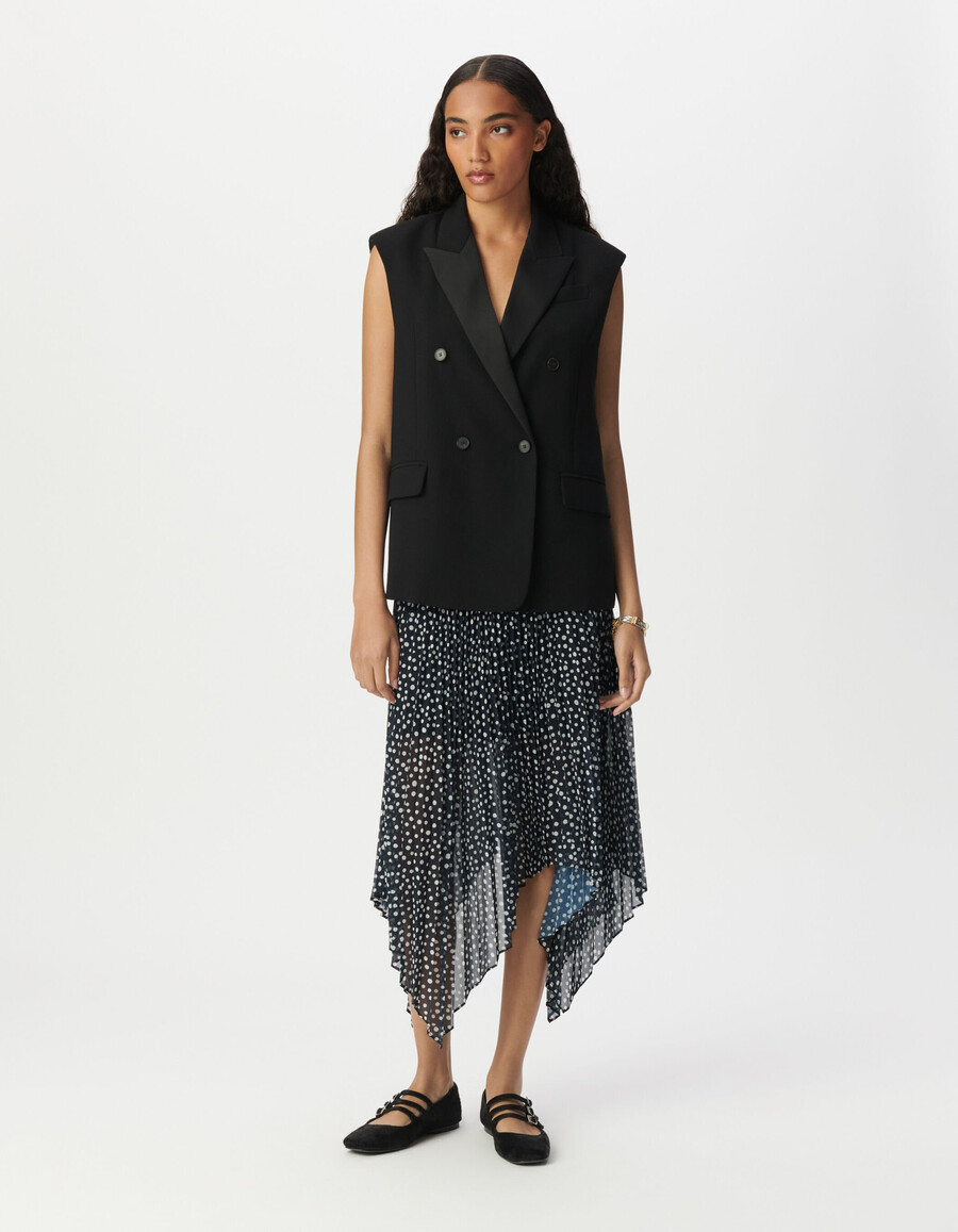 damen-langrock mit marineblauem polka-dot-muster und falten