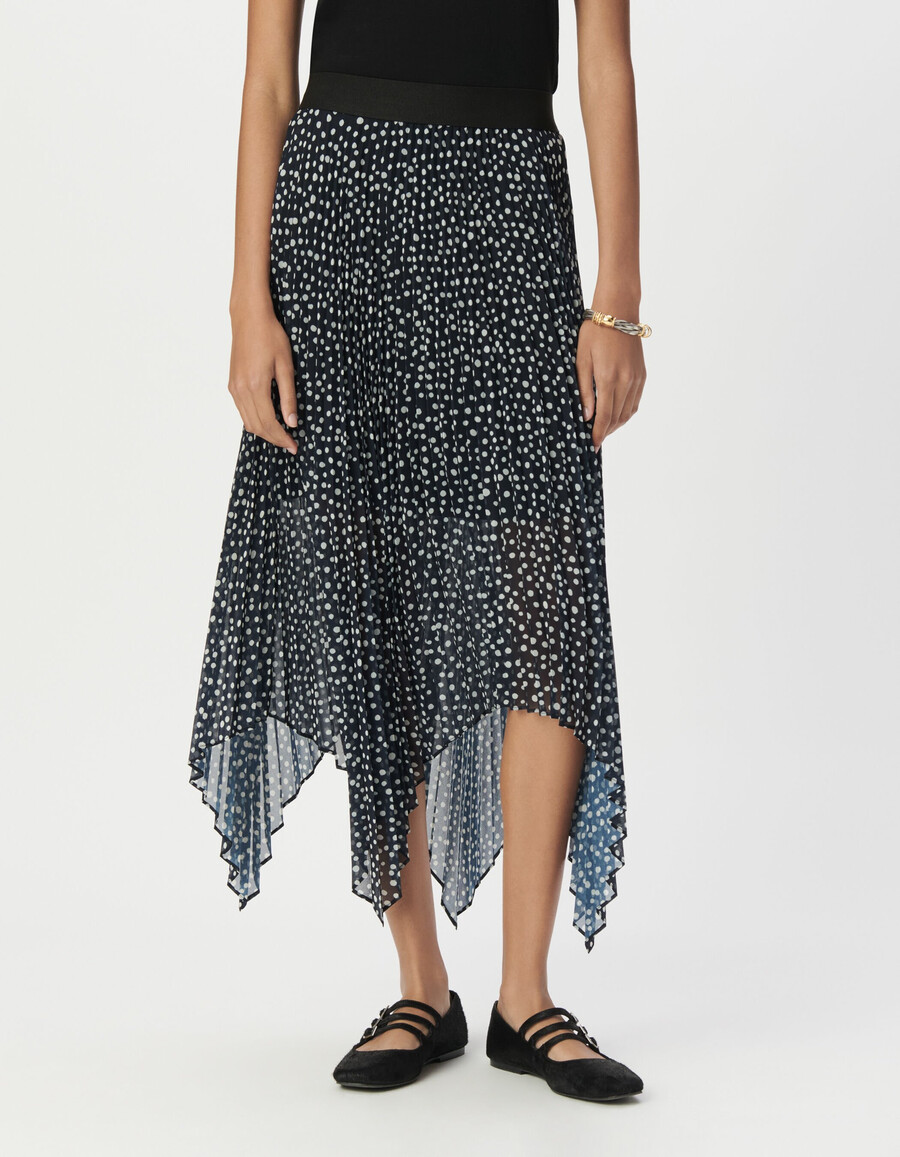 damen-langrock mit marineblauem polka-dot-muster und falten