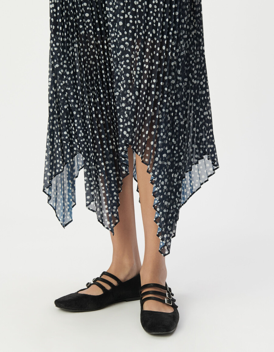 damen-langrock mit marineblauem polka-dot-muster und falten