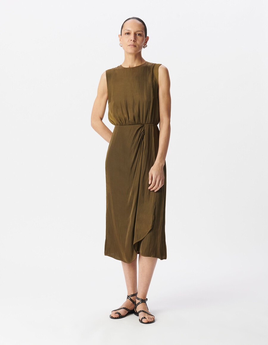 khakifarbenes fließendes midikleid aus recyceltem polyester für damen