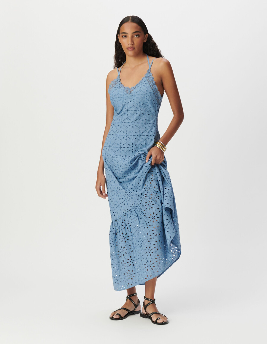 langes blaues damenkleid mit lochstickerei und trägern