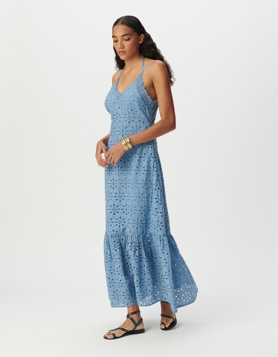 langes blaues damenkleid mit lochstickerei und trägern