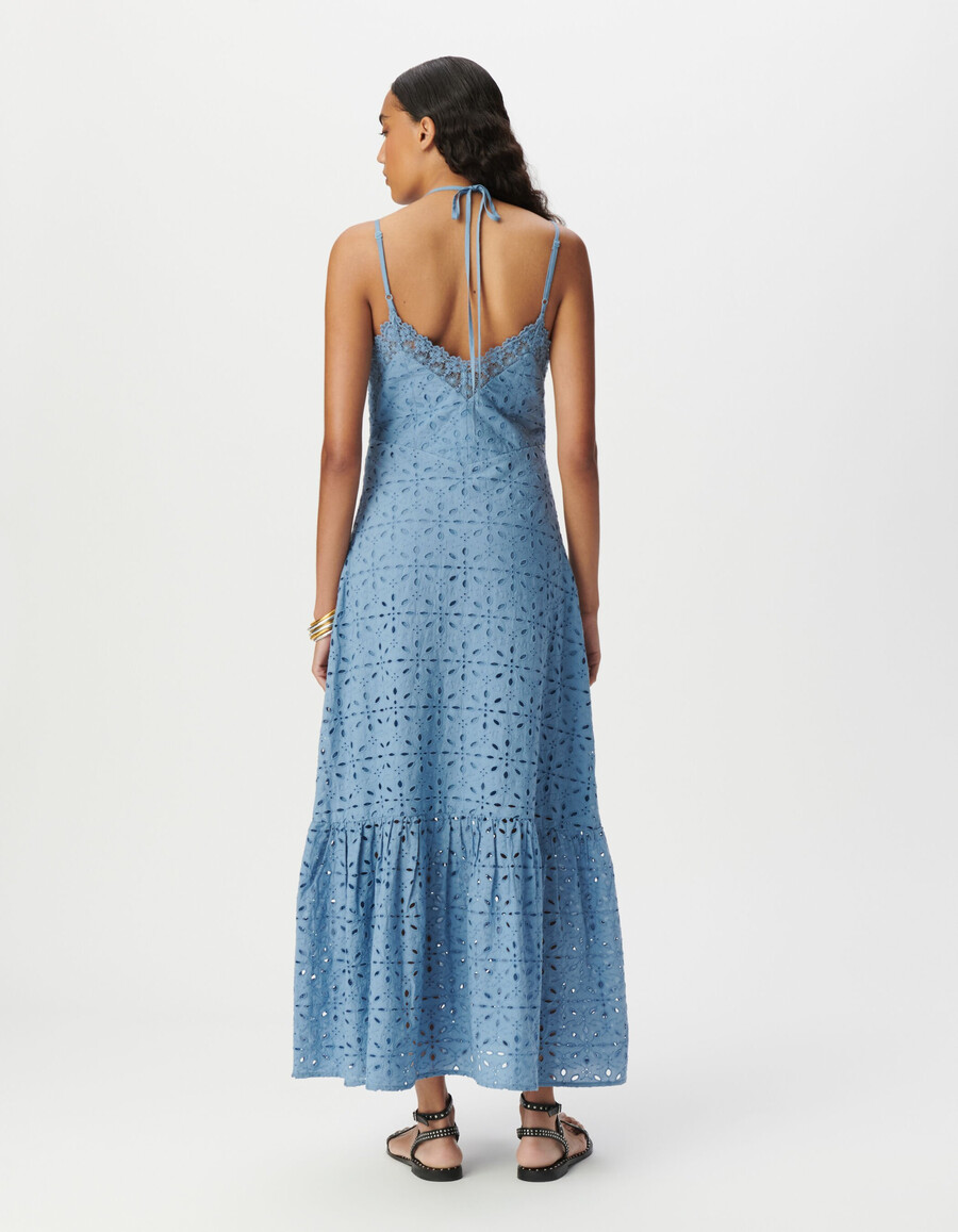 langes blaues damenkleid mit lochstickerei und trägern