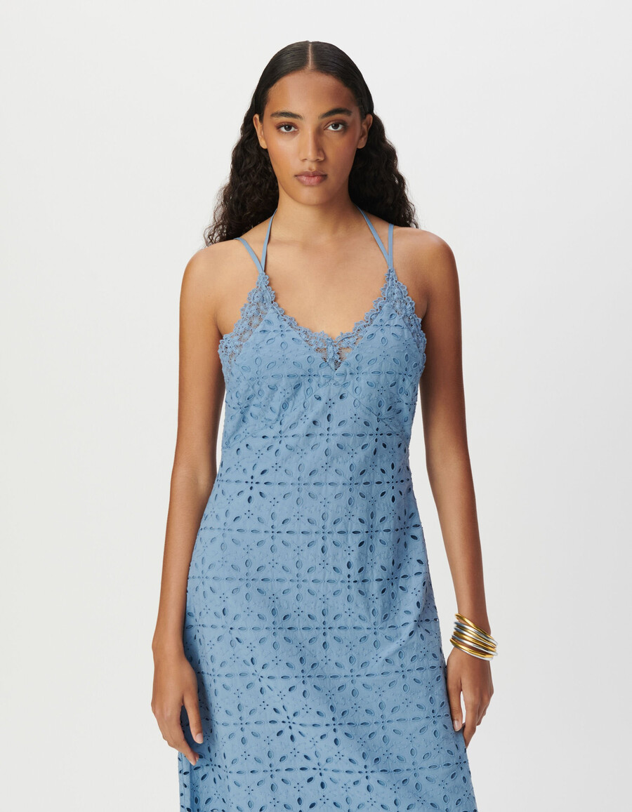 langes blaues damenkleid mit lochstickerei und trägern