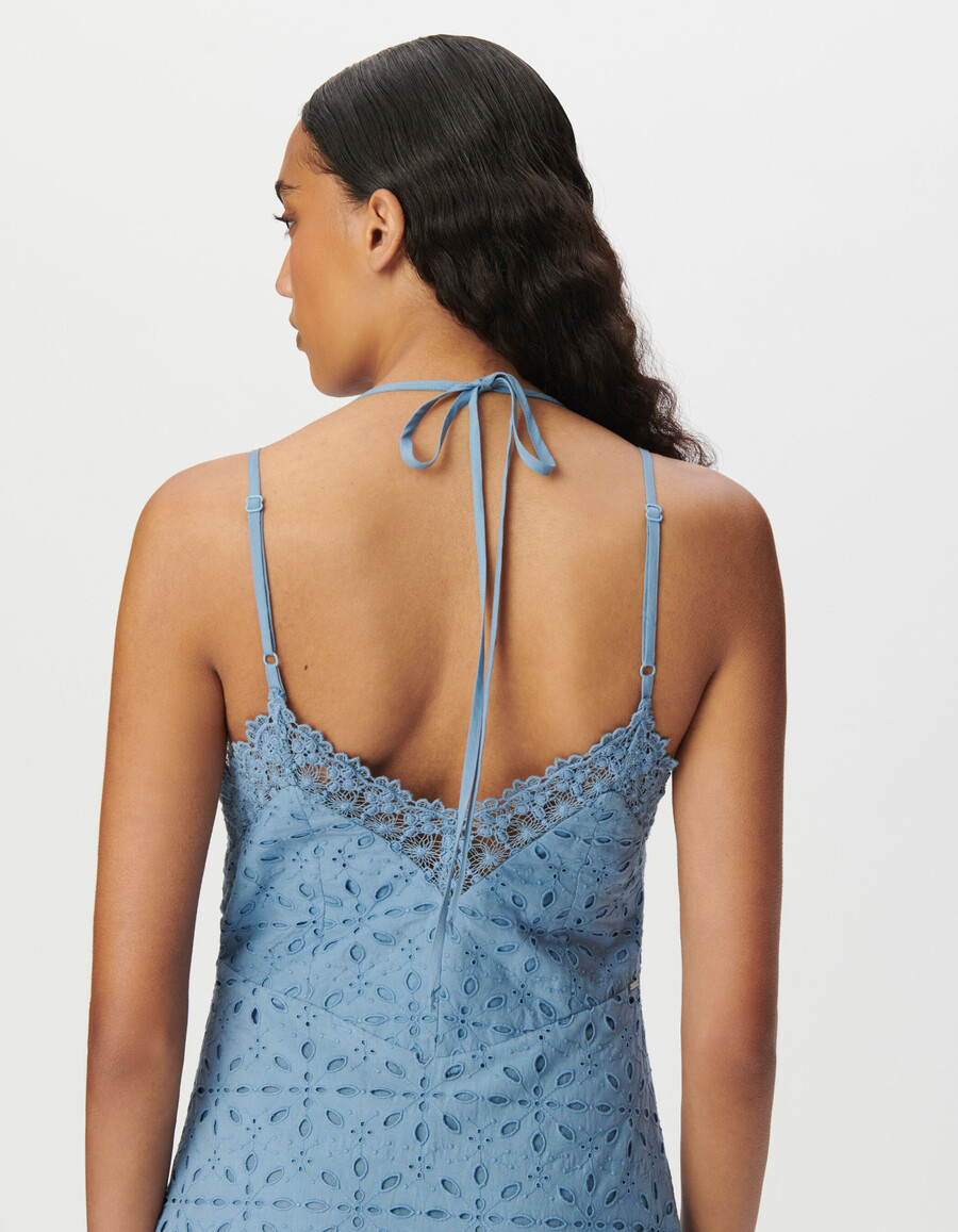 langes blaues damenkleid mit lochstickerei und trägern